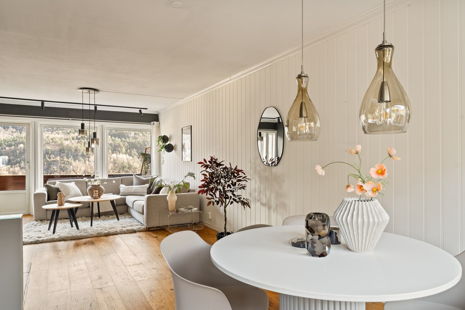 Mellom stue og kjøkken er det plass til en hyggelig spisegruppe Galleribilde