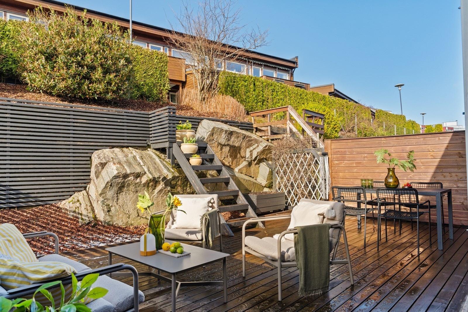 Her er det rikelig med plass til utemøbler, grill og hyggelig beplantning Galleribilde