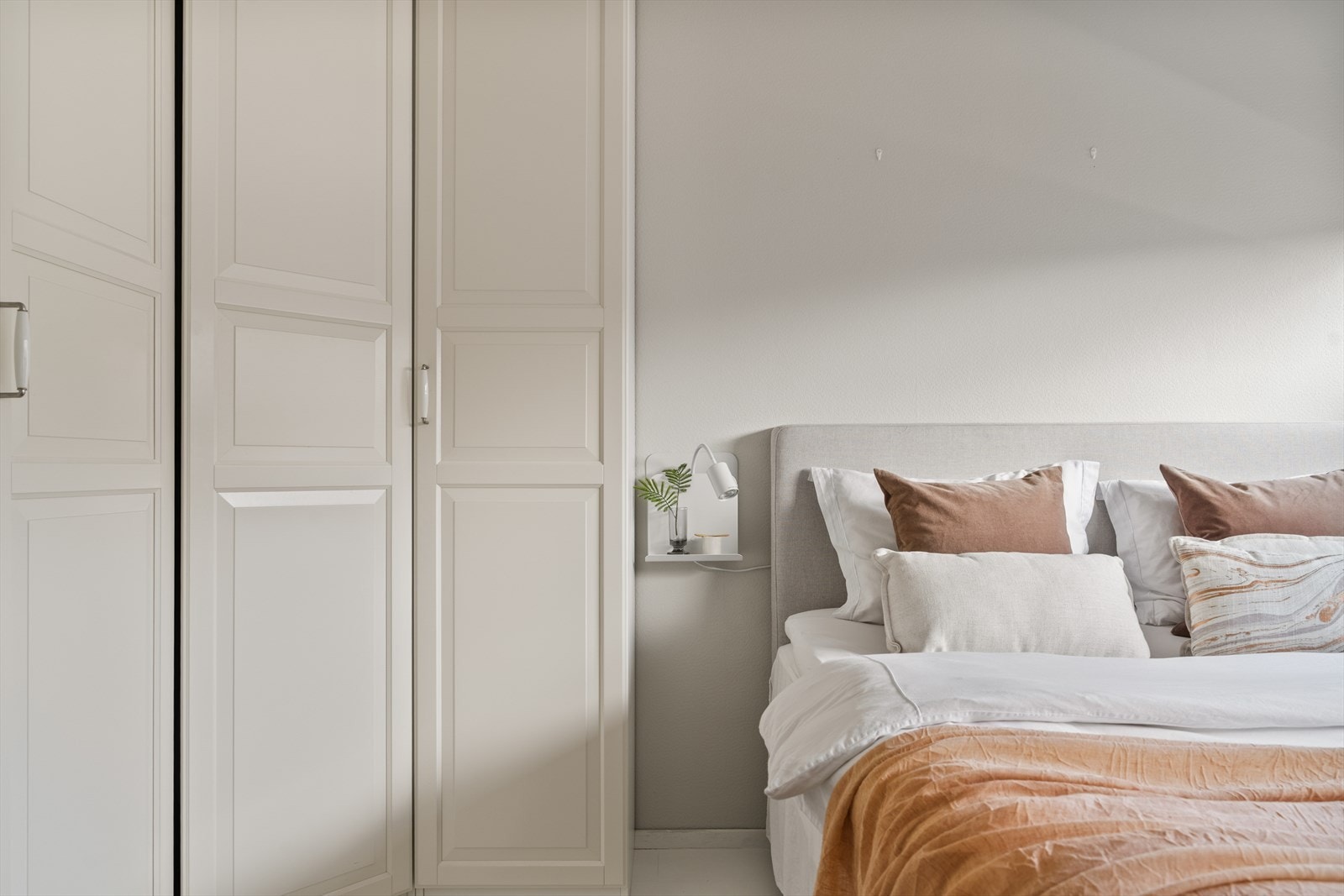 Her er det plass til dobbeltseng og tilhørende møblement som nattbord og kommode. Praktisk garderobeskap medfølger handelen. Galleribilde