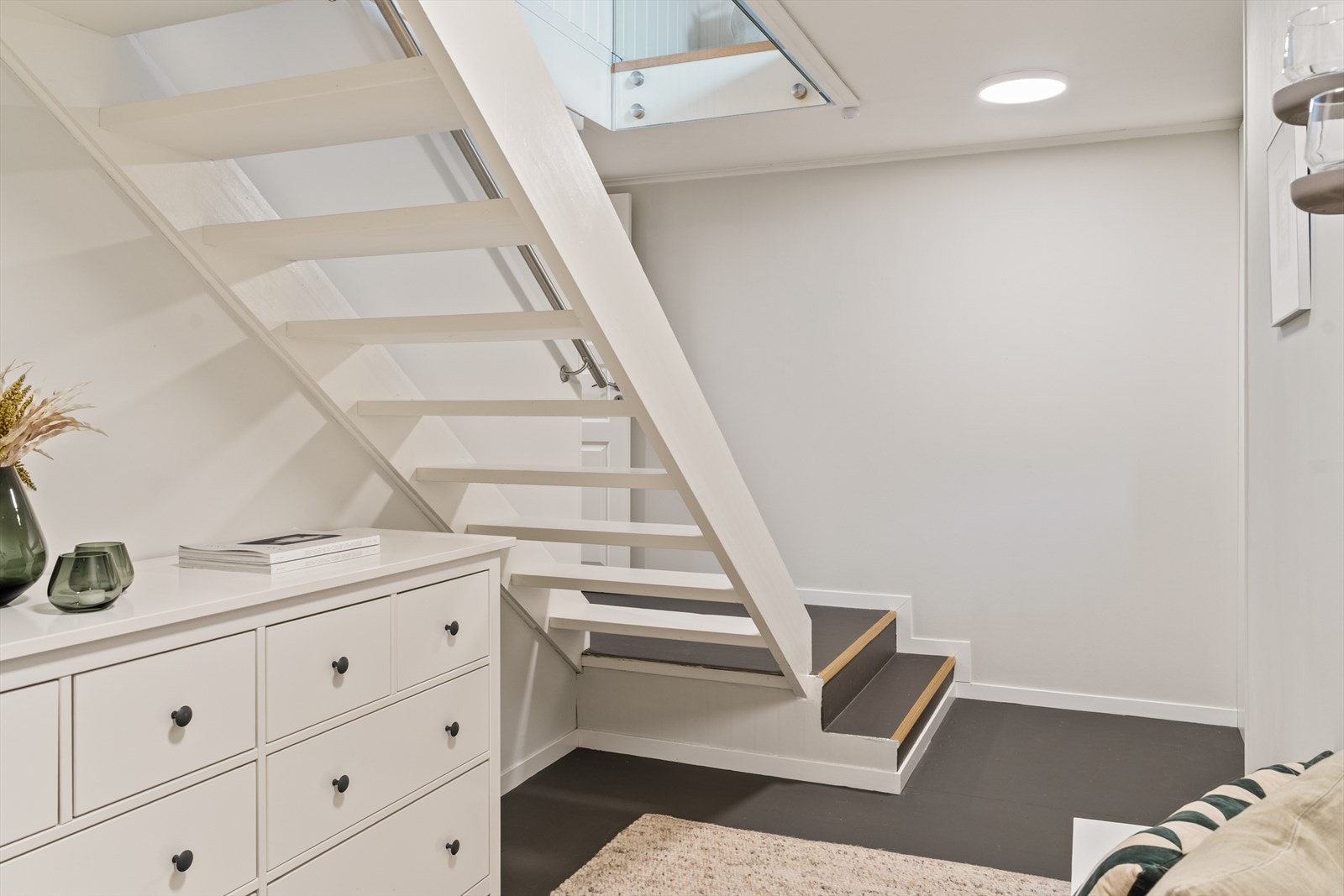 I 1.etasje finner man entré, gang m/trapp, bad, vaskerom, toalettrom, bod og 2 soverom Galleribilde