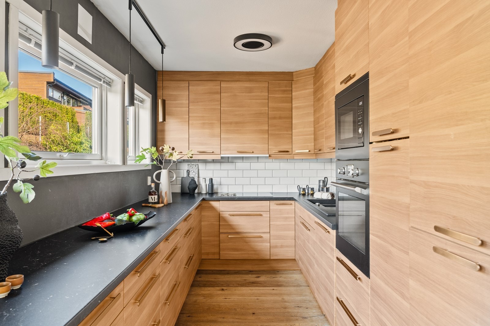 Kjøkkenet har godt med både skap- og benkeplass, og har innredning med glatte fronter og benkeplate i laminat Galleribilde