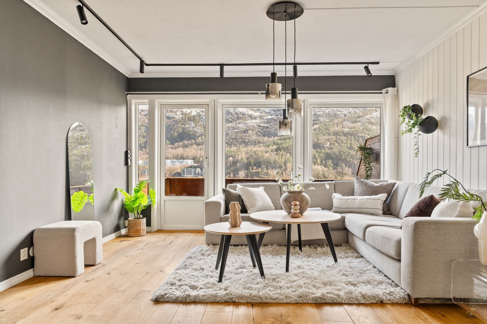 Fra stue er det utgang til boligens altan Galleribilde