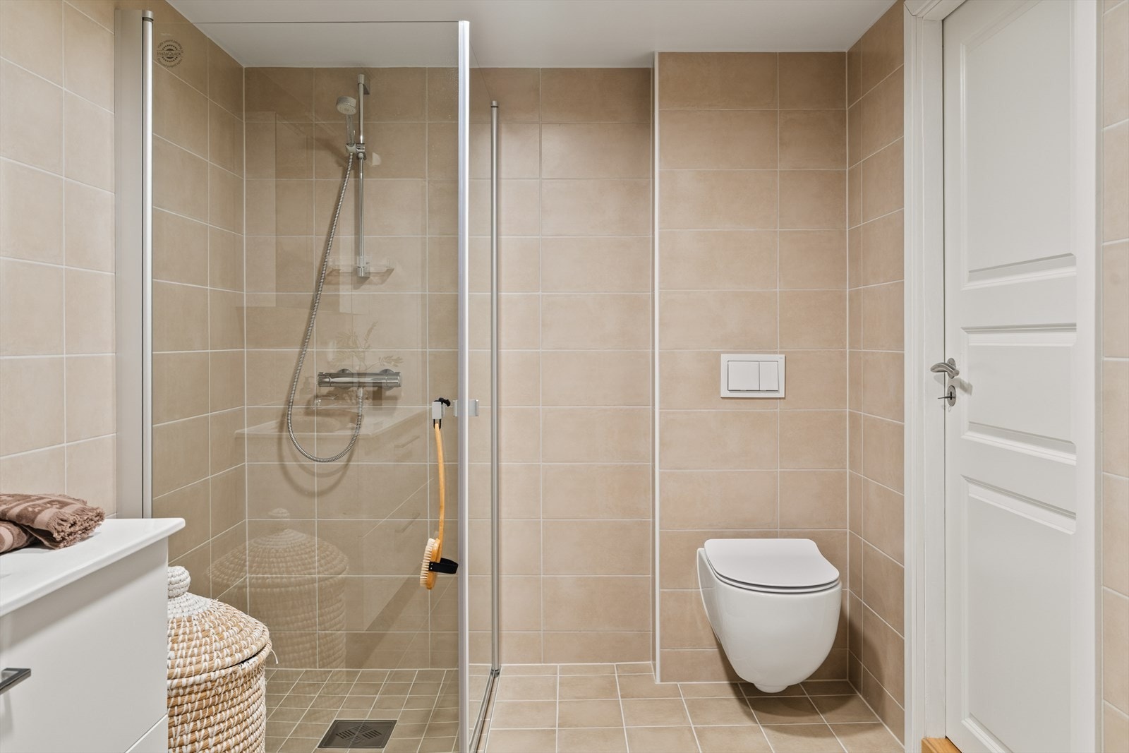 Badet fremstår som moderne og lekkert, med alt nytt fra 2024 Galleribilde