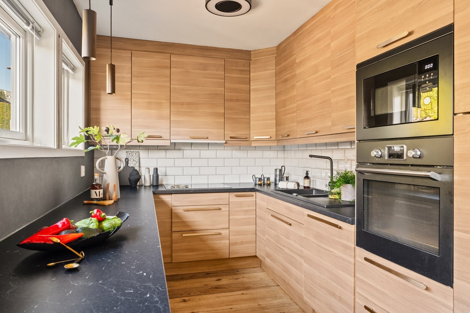 Av hvitevarer medfølger kjøleskap, oppvaskmaskin, mikrobølgeovn og stekeovn Galleribilde