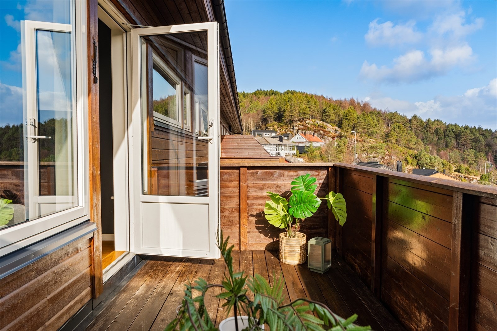 Boligen har fine uteområde med både altan og terrasse Galleribilde