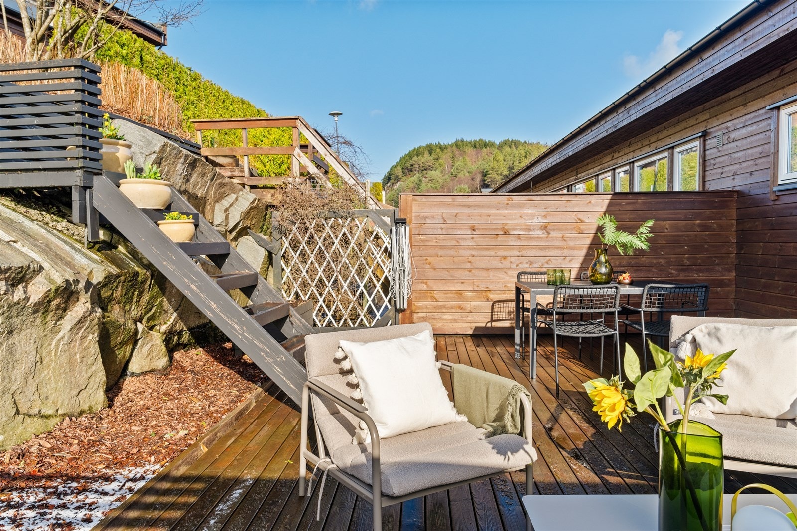 Fra terrassen er det trapp opp til gangvei Galleribilde