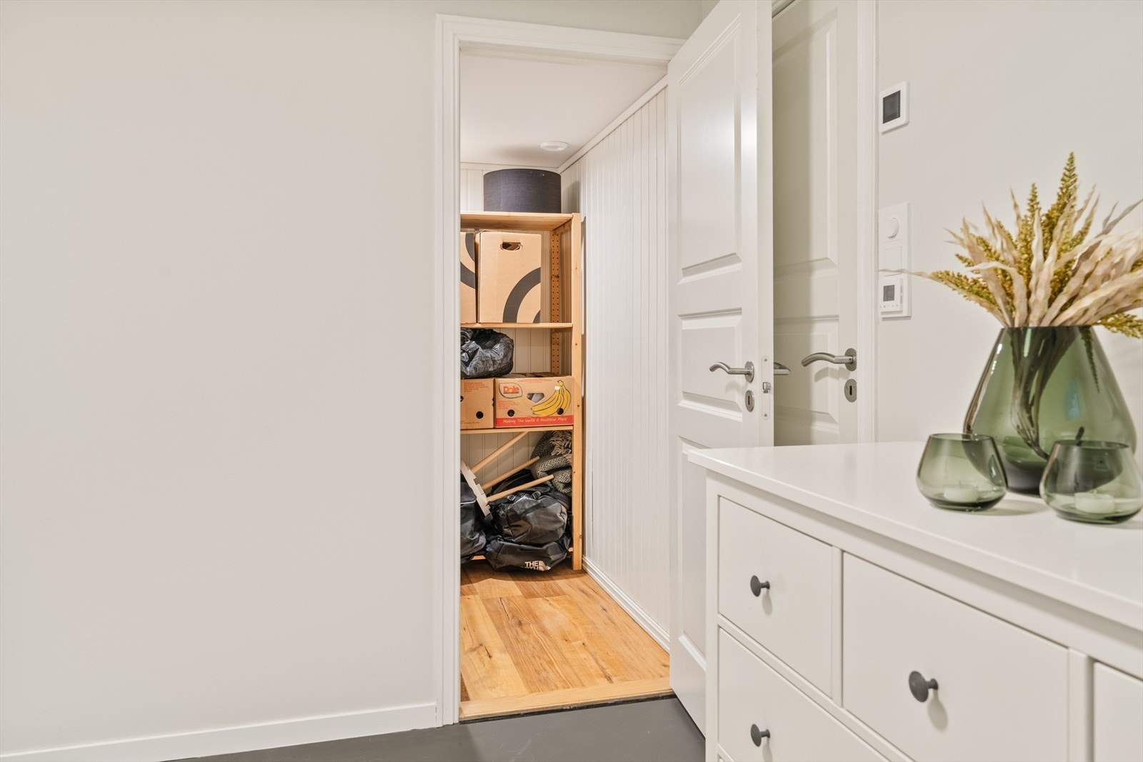 For ytterligere oppbevaring har boligen en innvendig bod i 1. etasje, samt en utvendig bod - perfekt for lagring Galleribilde