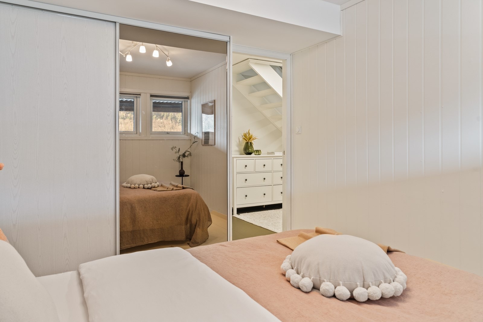 Praktisk skyvedørsgarderobe medfølger Galleribilde