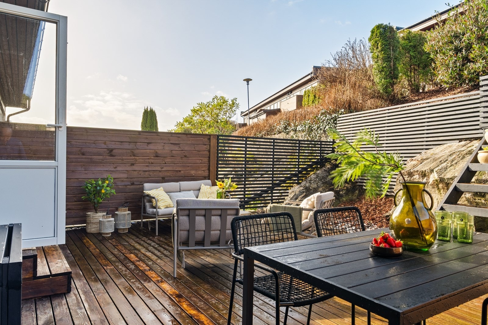 Dette er et flott rekkehus over to plan som er oppgradert de seneste årene med bl.a. nytt bad, balansert ventilasjonsanlegg og rør-i-rør Galleribilde