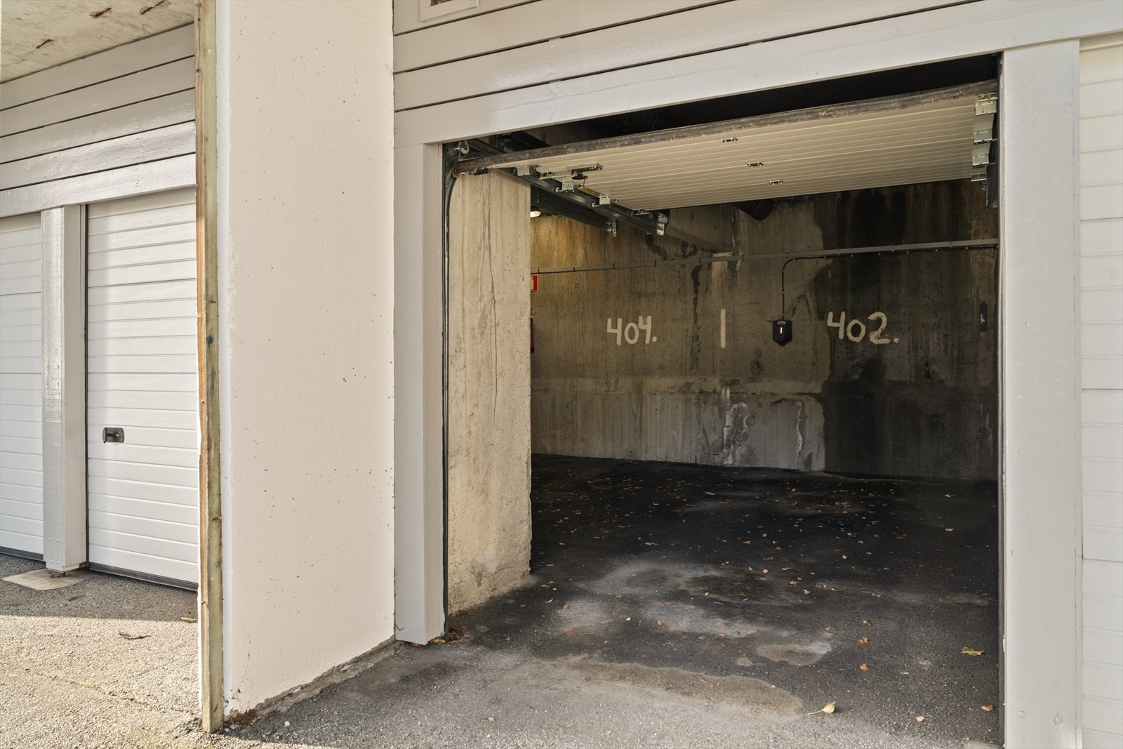 Det medfølger fast garasjeplass med elbillader Galleribilde