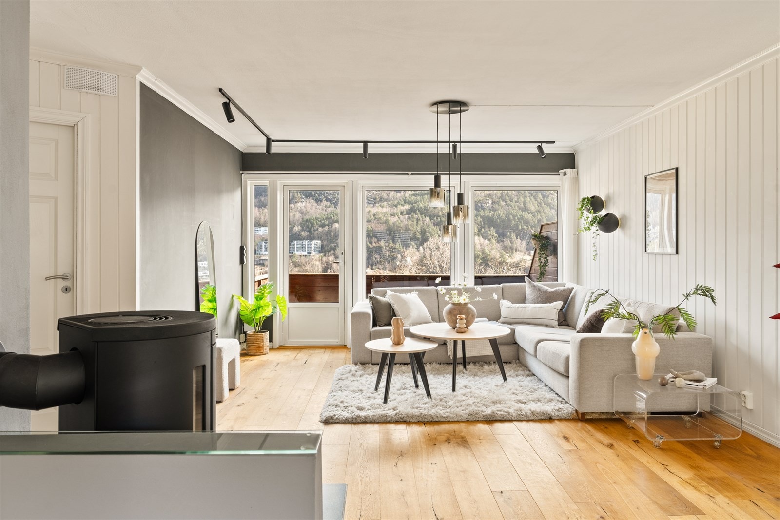 Boligen har en romslig stue med god plass til sofagruppe Galleribilde