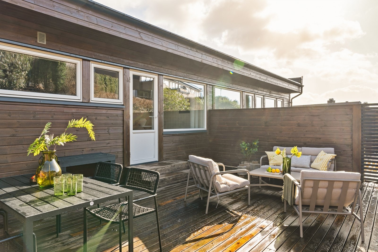 Fra kjøkkenet er det utgang til boligens terrasse Galleribilde