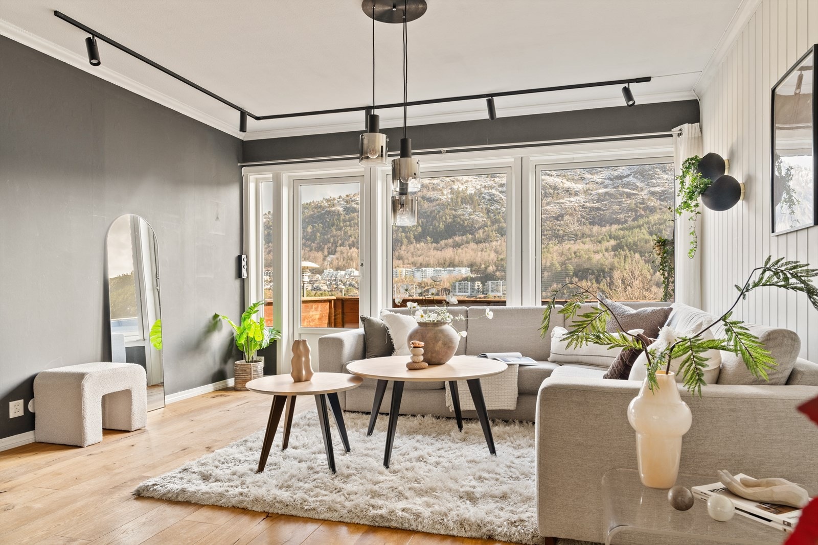 Her er det rikelig med naturlig lysinnslipp fra store vindusflater i rommet Galleribilde