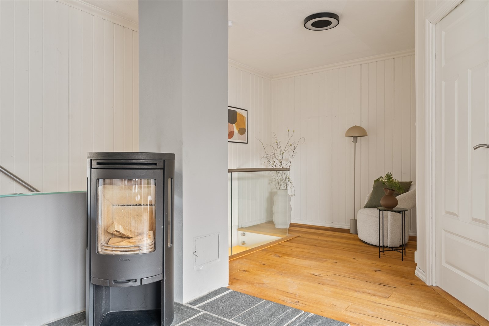 Fra 2.etasje går turen ned til boligens 1.etasje Galleribilde