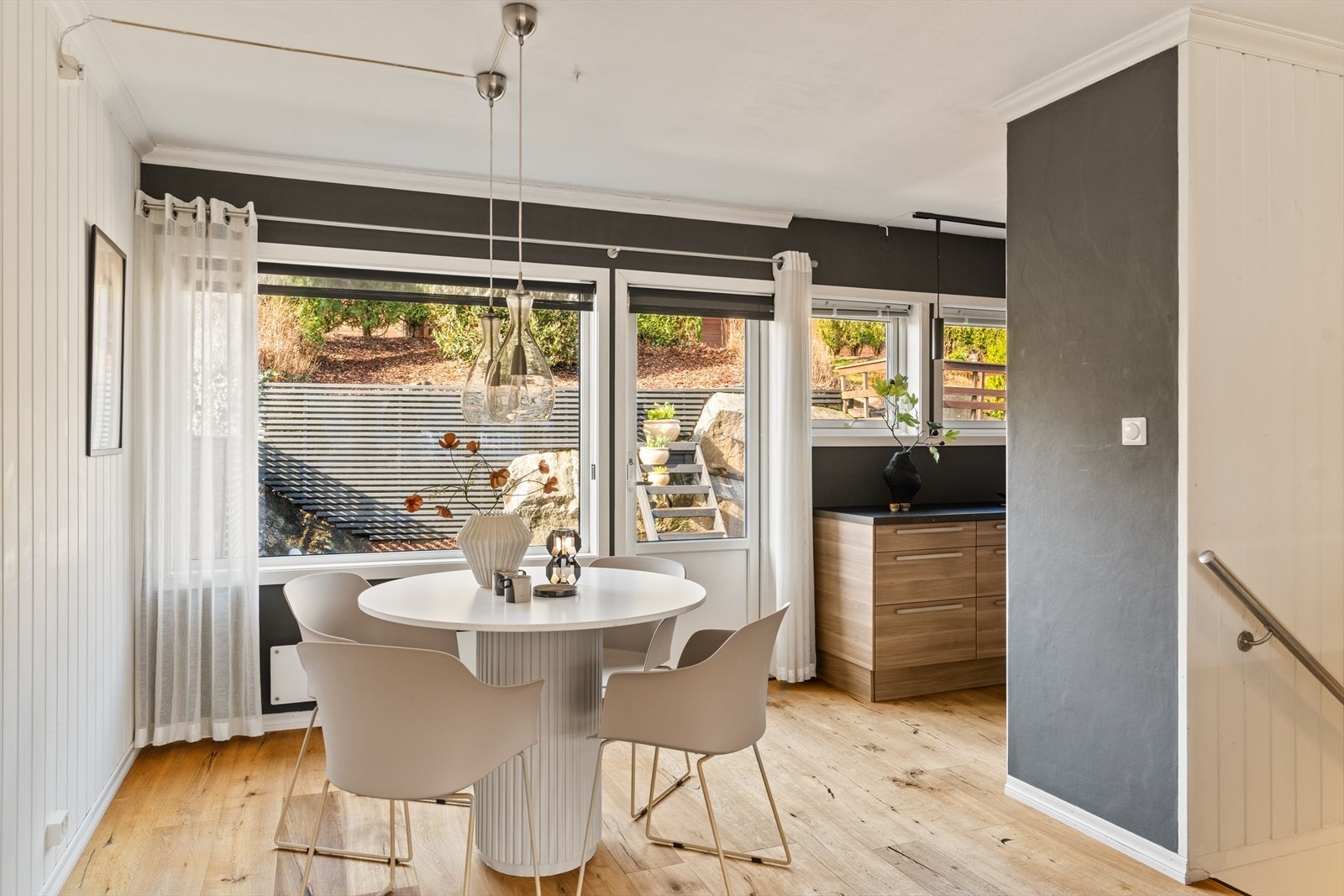 Det er godt med naturlig lysinnslipp fra begge sider av rommet Galleribilde