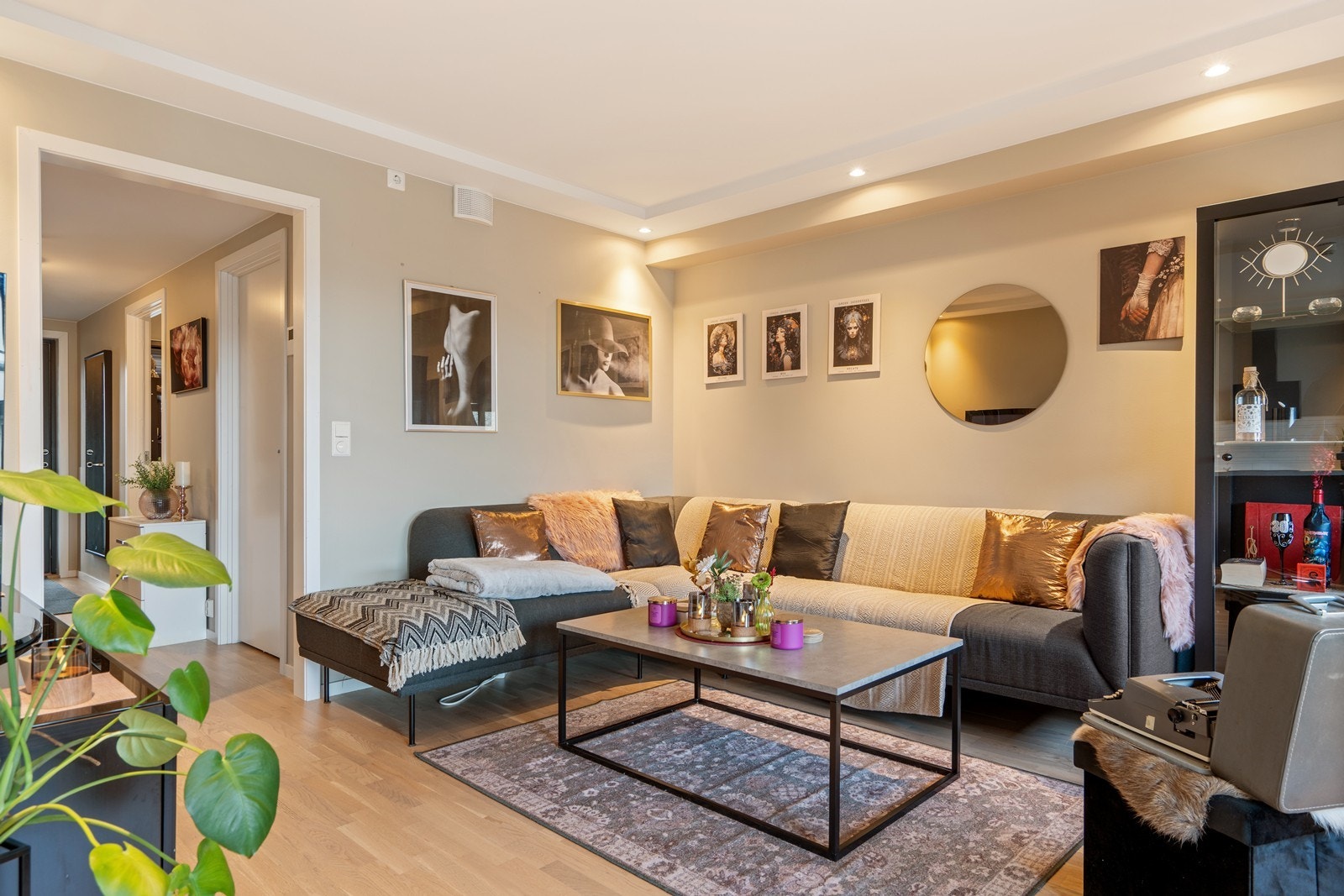 Naturlig inndeling av stuen/kjøkkenet - her god plass til sofa i tv-gruppen. Galleribilde