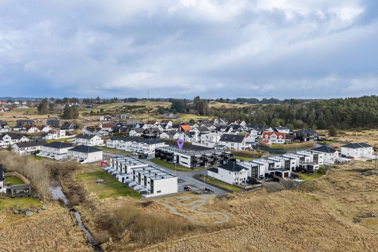 Beliggenhet i etablert boligområde med umiddelbar nærhet til flotte turløyper i markå. Galleribilde