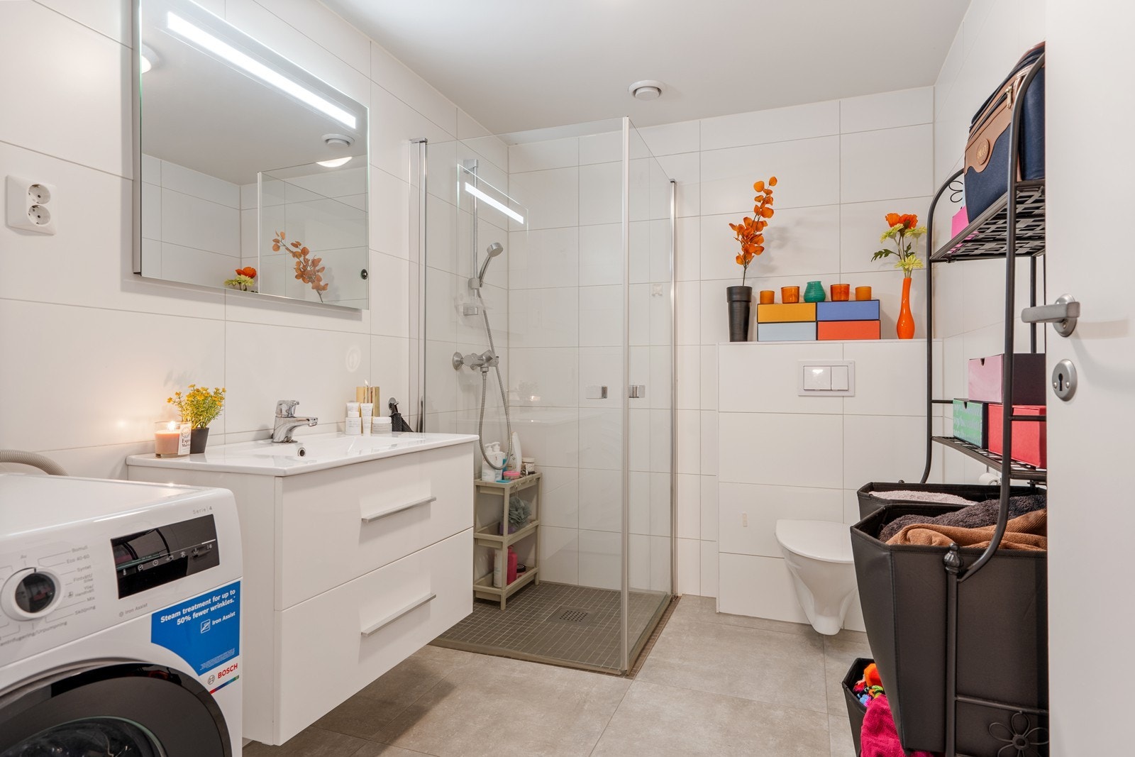 Pent helfliset baderom med opplegg for vaskemaskin. Galleribilde