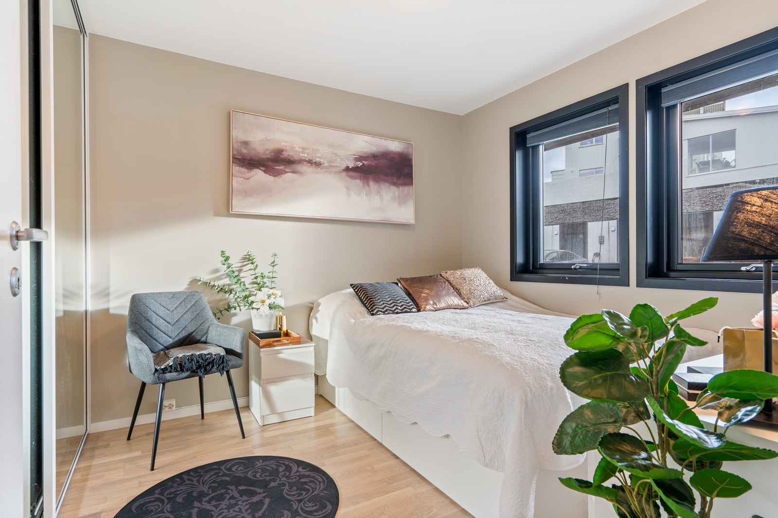 Soverom nummer 1 med skyvedørsgarderobe. Galleribilde