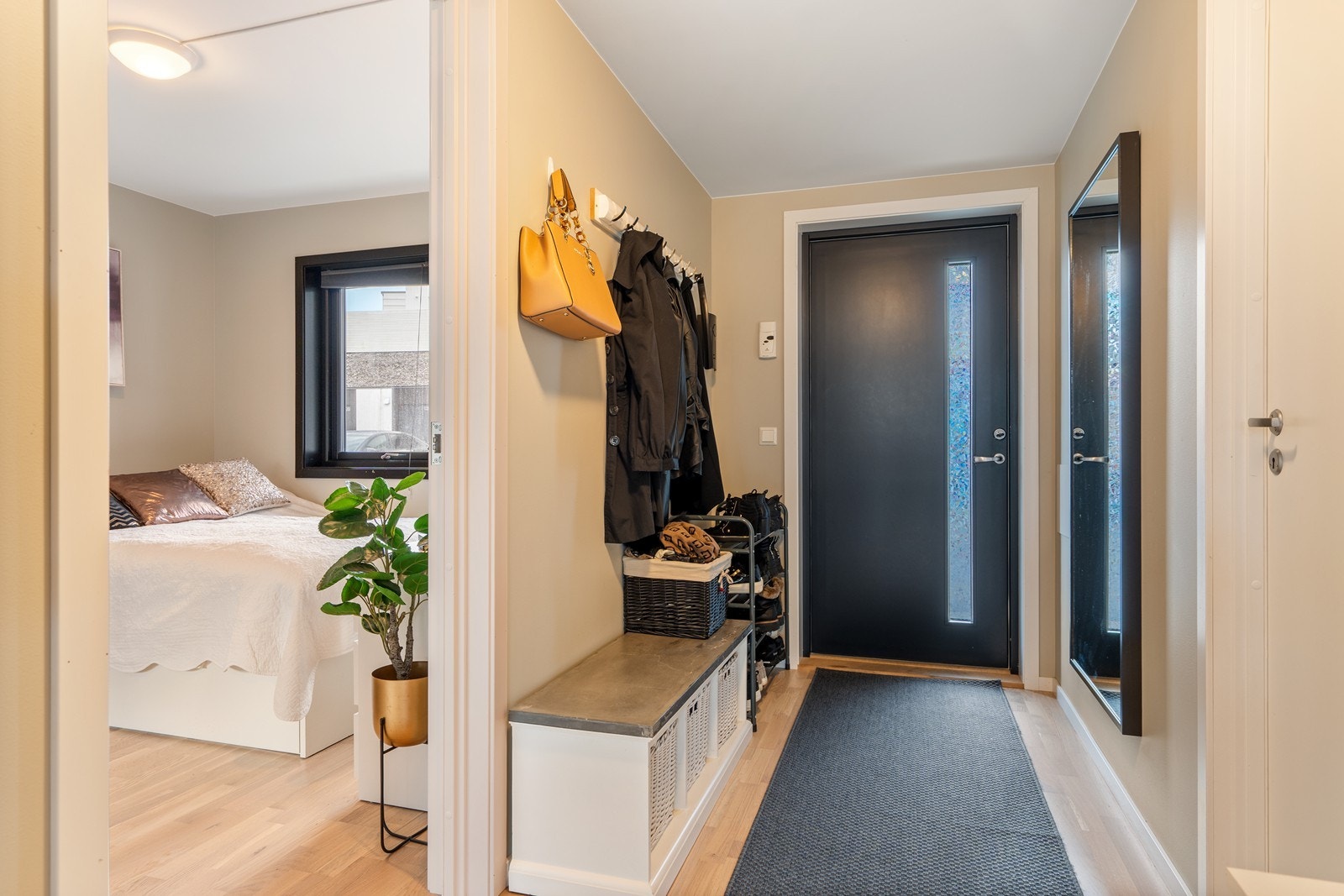 Entrè med plass til å henge fra seg yttertøy. Galleribilde