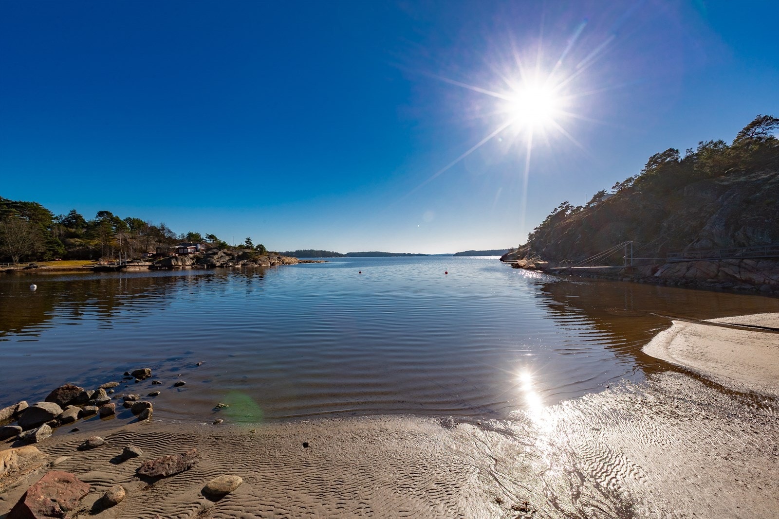 Eiendommen har kort vei til en idyllisk badeplass med sandstrand. Galleribilde