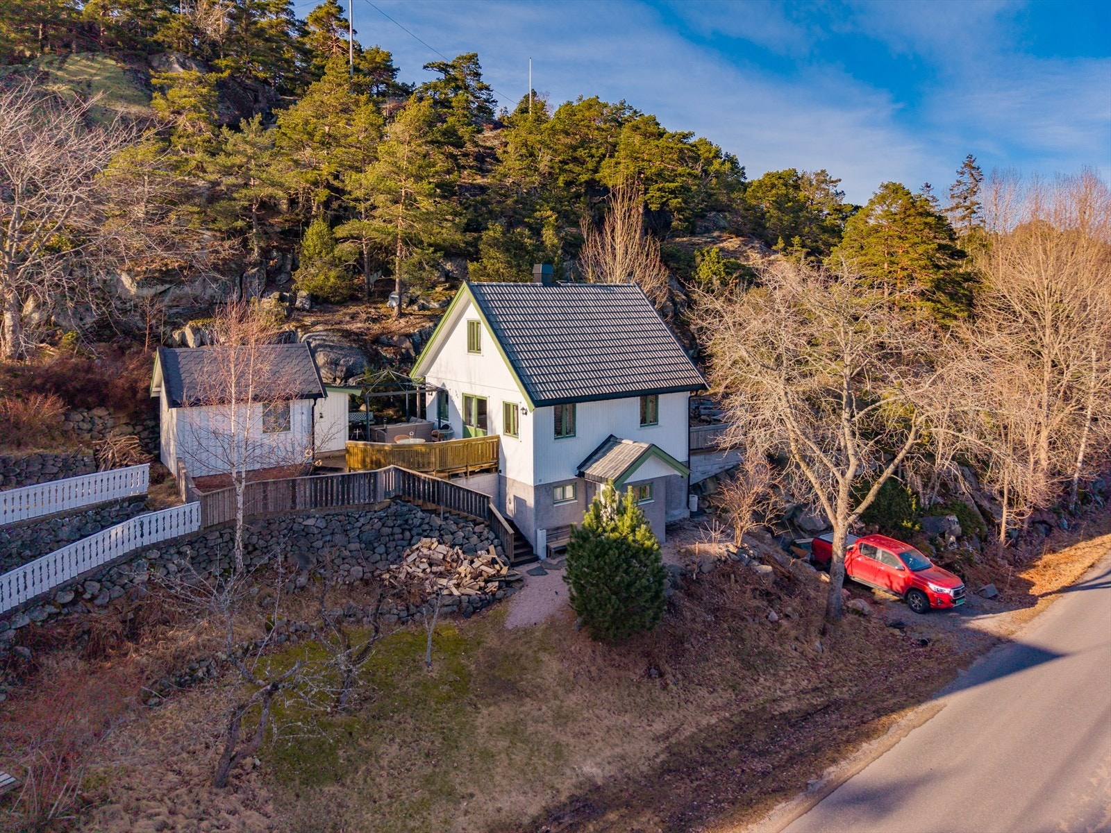 Boligen ligger i et område med naturskjønne omgivelser og gode solforhold. Galleribilde