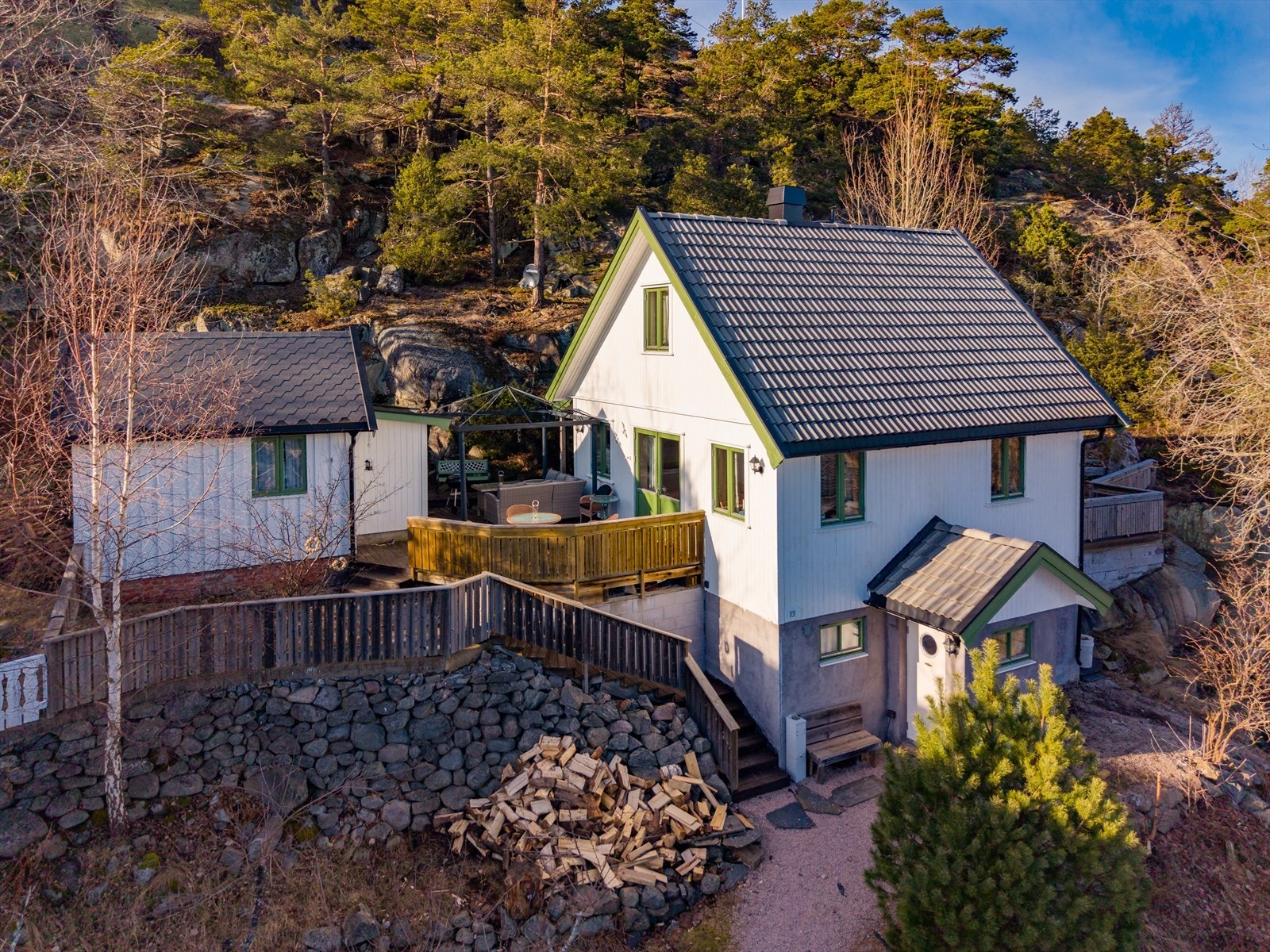 Tomten er opparbeidet med terrasser og natursteinsmurer, som gir et variert uteområde. Galleribilde
