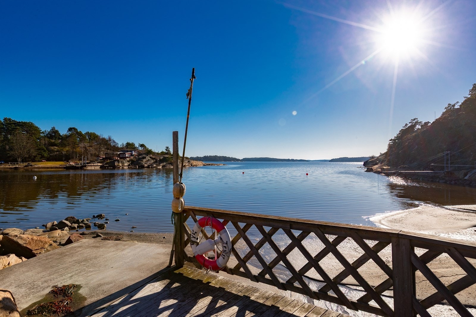 Eiendommen har tilgang til et idyllisk sjøområde med bade- og båtmuligheter. Galleribilde