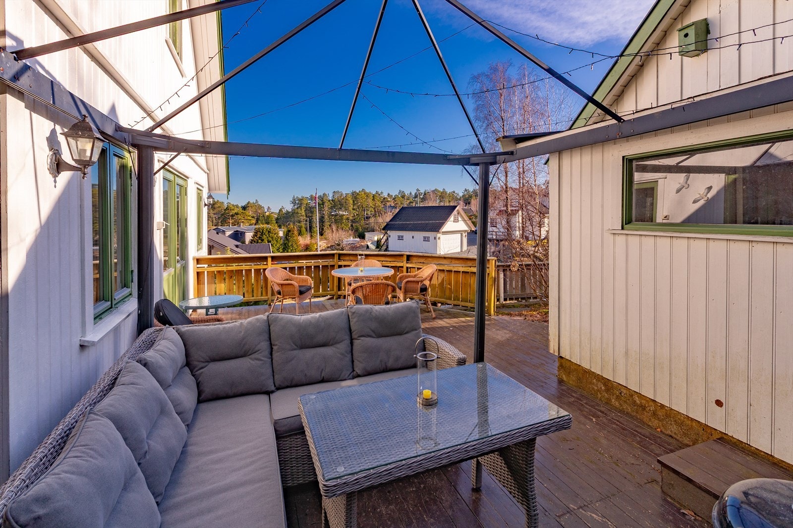En overbygd sittegruppe på terrassen gir mulighet for skjermet utemøblering. Galleribilde