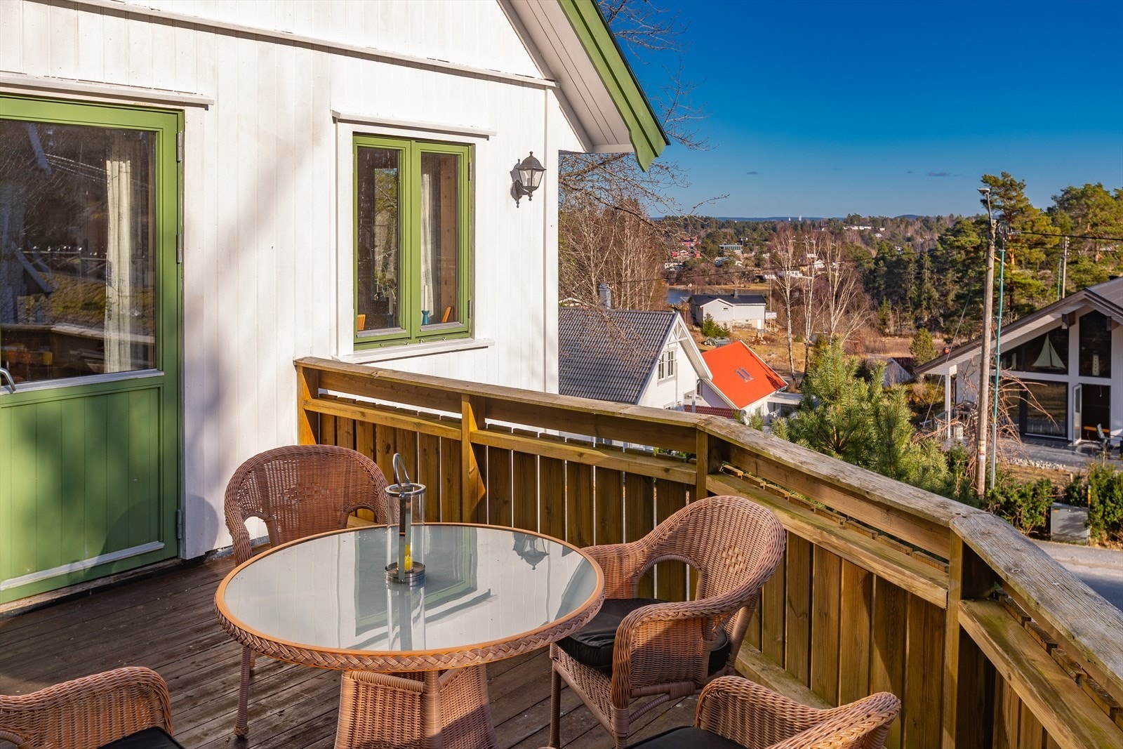 Treterrassen er utstyrt med rekkverk og har en lys og tilgjengelig plassering. Galleribilde