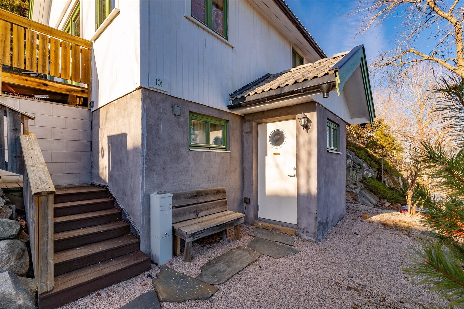 Hovedinngangen har steinlagte trapper og en overbygd entré. Galleribilde