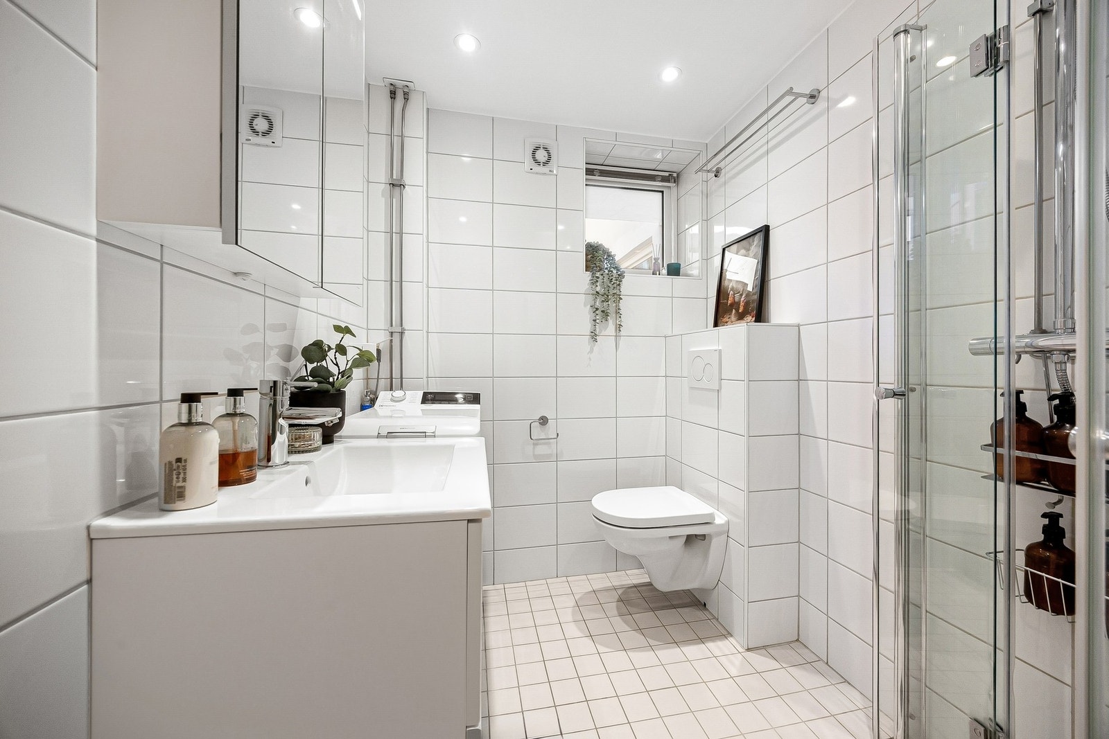 Baderommet ble oppgradert i 2019 og er utstyrt med gulvvarme og opplegg for vaskemaskin. Galleribilde