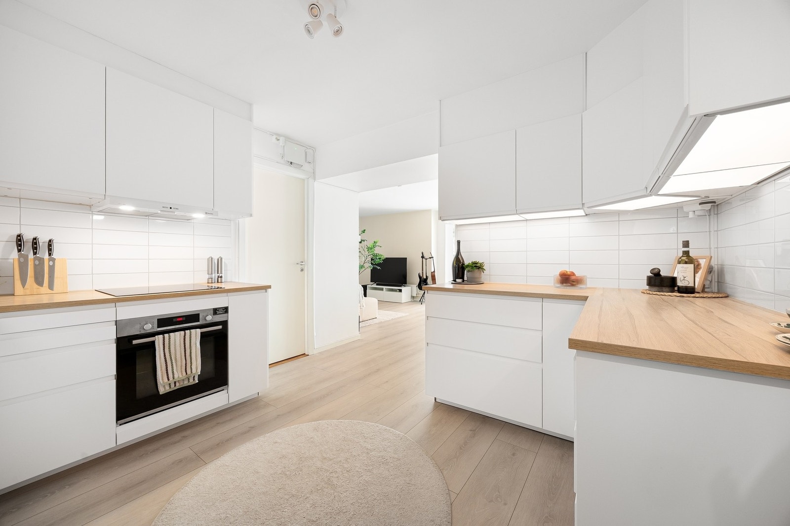 Leiligheten har en IKEA-kjøkkeninnredning fra 2019 med glatte hvite fronter. Galleribilde