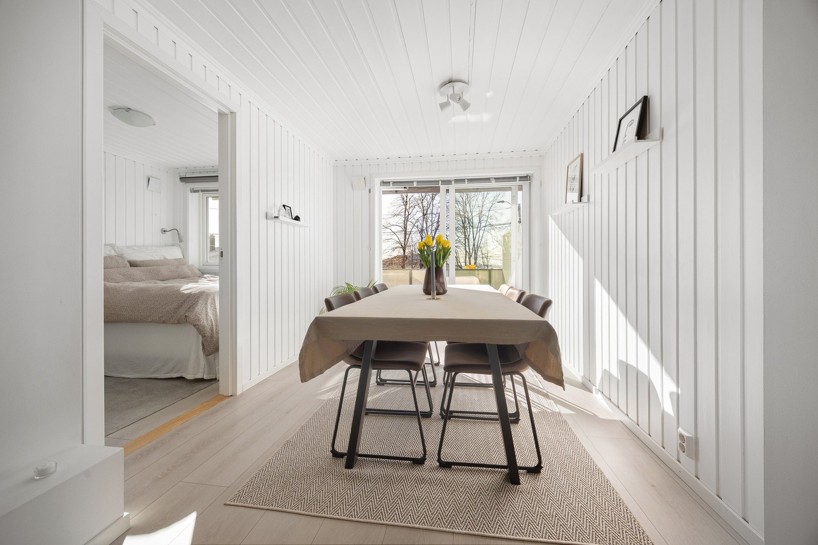 Spisestuen har mye naturlig lys med verandadør ut til terrassen. Galleribilde