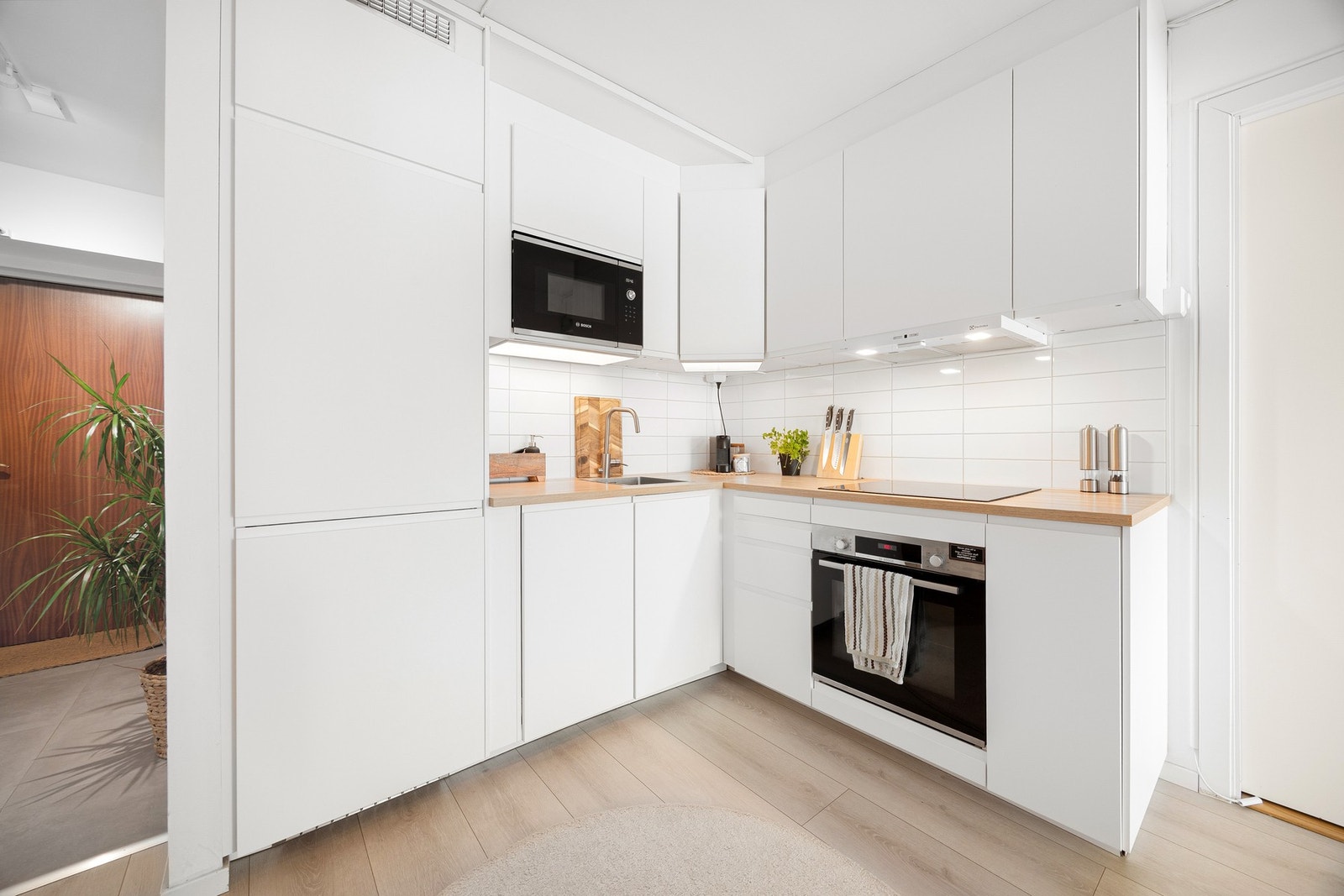 Leiligheten har en IKEA-kjøkkeninnredning fra 2019 med glatte hvite fronter. Galleribilde