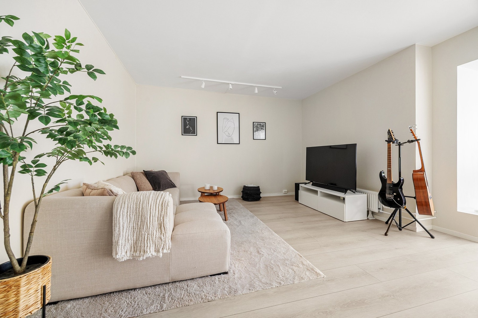Stuen gir god plass til en fin sofagruppe, mediemøblement, spisestue og annet ønskelig møblement. Galleribilde