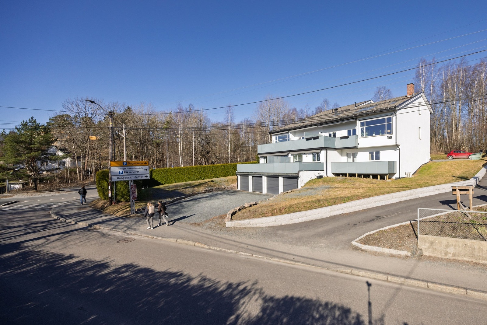 Leiligheten eier ikke egen parkeringsplass, men har bruksrett til parkering i garasje. Denne kan ikke selges. Galleribilde