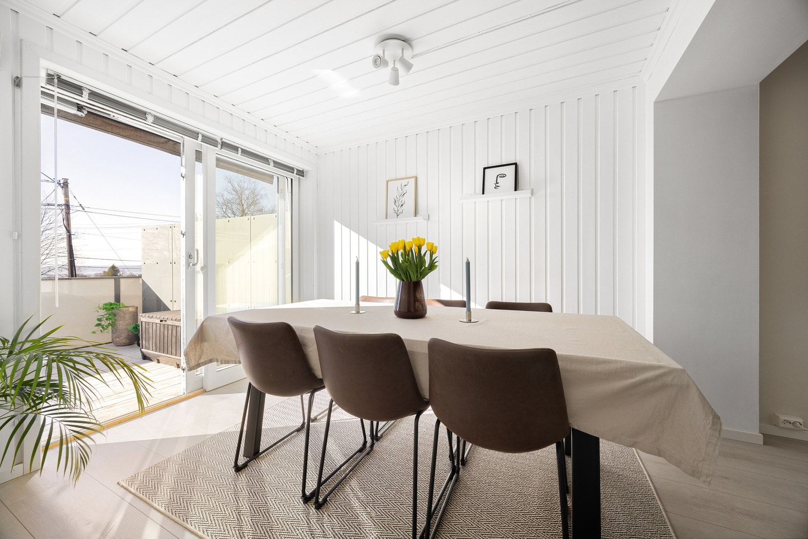 Stuen gir god plass til en fin spisestue og annet ønskelig møblement. Galleribilde