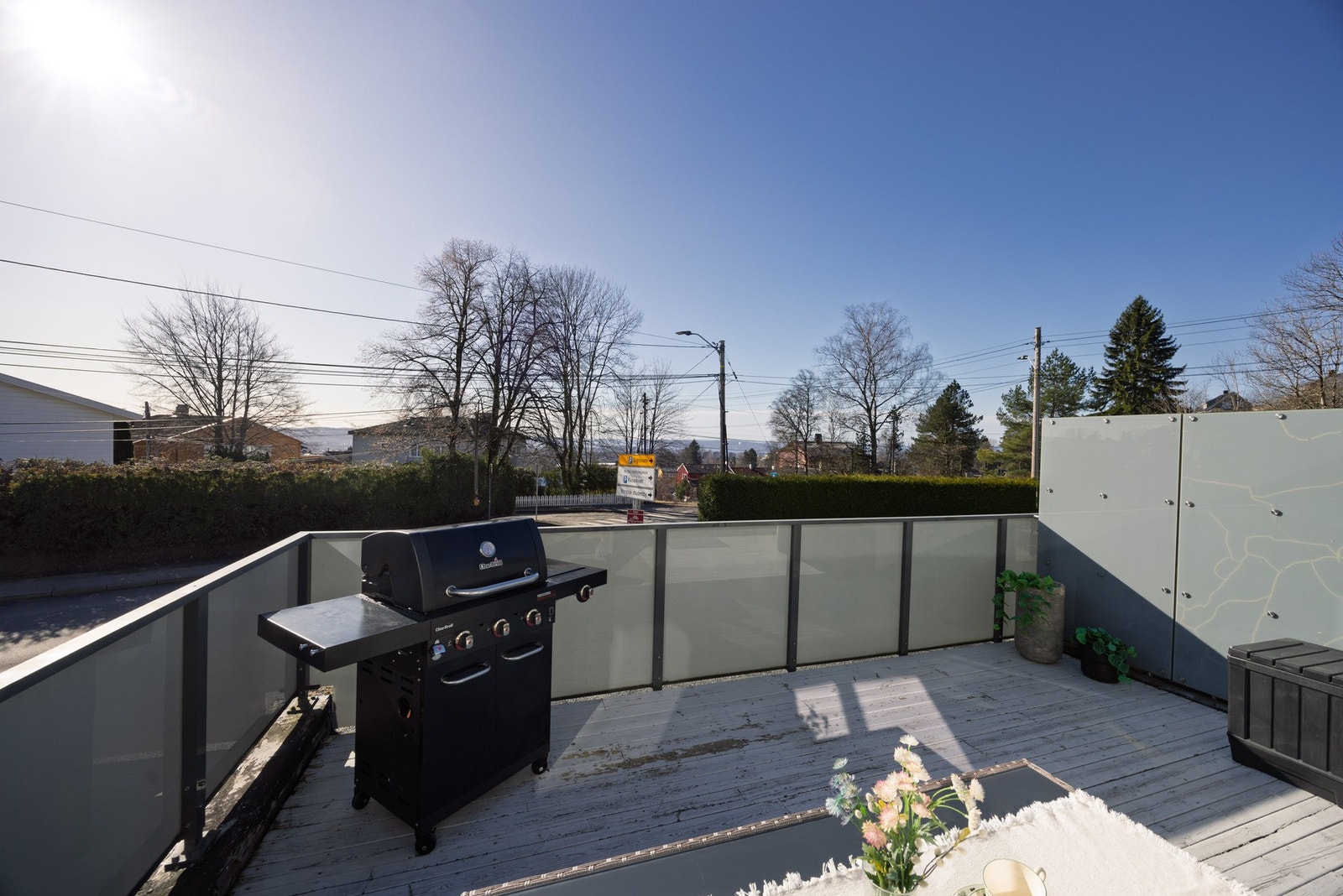 Her er det god plass til både utemøbler, grill og hyggelige sammenkomster med familie og venner. Galleribilde