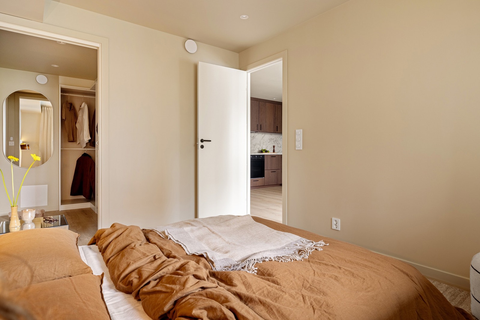 God plass til å innrede med dobbeltseng og nattbord. Galleribilde