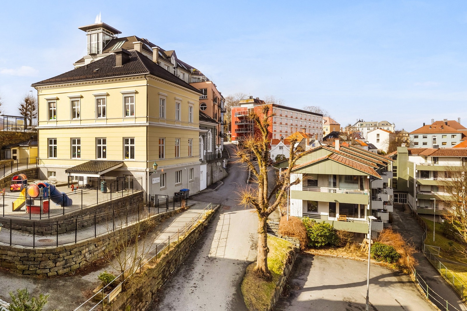 Leiligheten ligger fint plassert i enden av byggets 3.etasje. Galleribilde