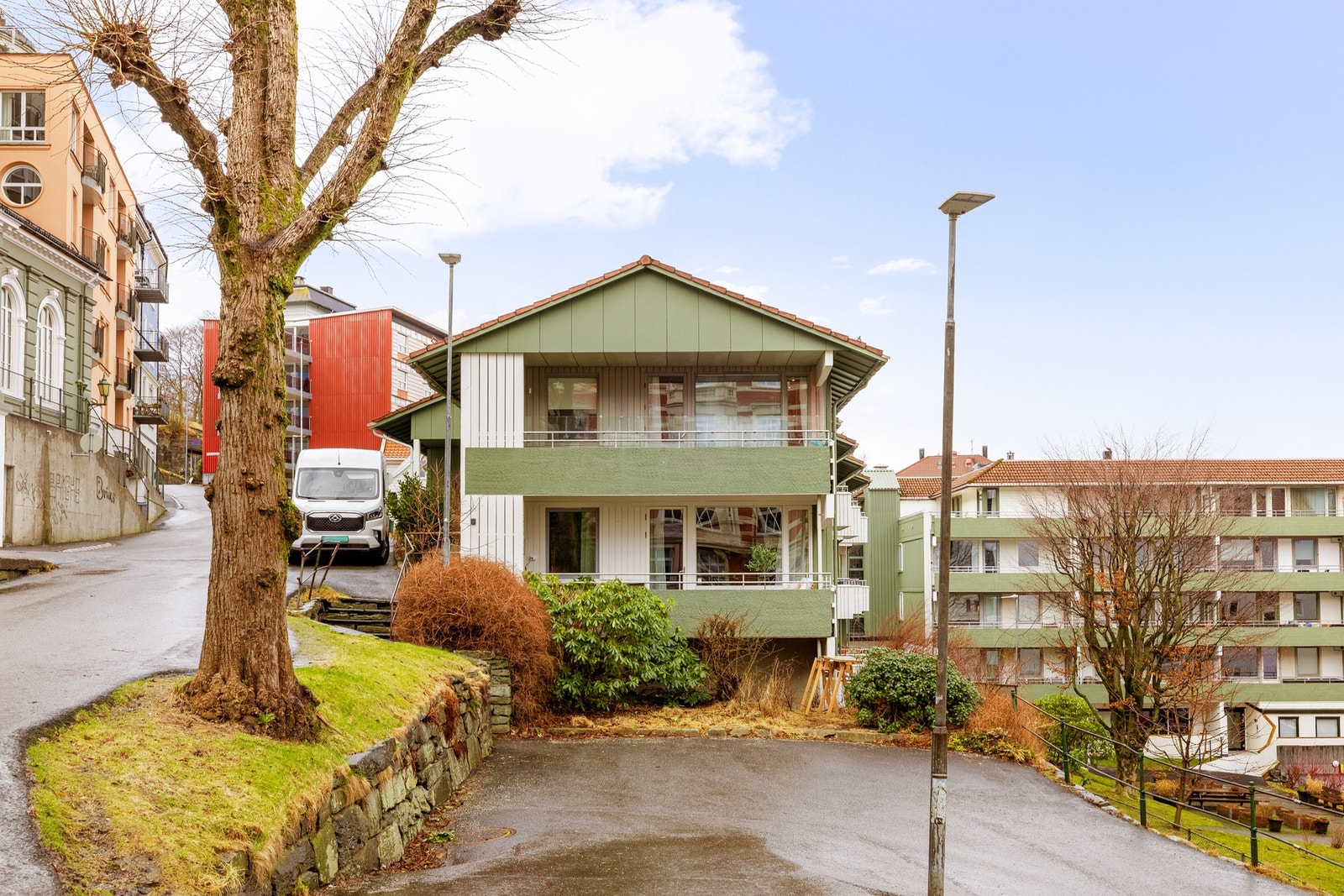 Borettslaget består av 43 leiligheter fordelt på to lavblokker. Galleribilde