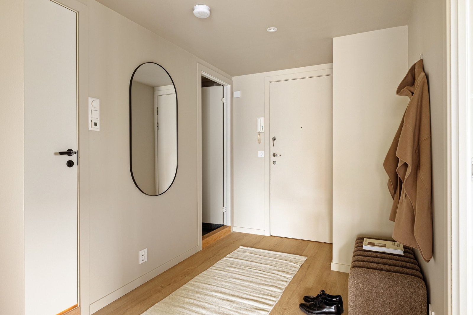 Fra entréen er det tilkomst til bad og vaskerom. Galleribilde