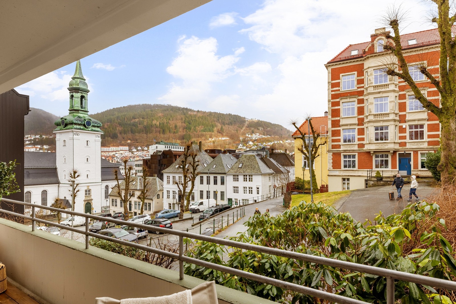 Fra balkongen er det flott utsikt mot blant annet klassiske bergenshus, Nykirken og Fløyen. Galleribilde