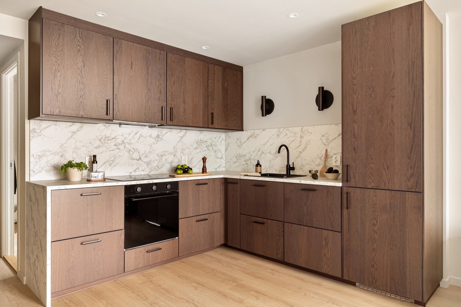 Det er god skap- og benkeplass på kjøkkenet, samt god belysning. Galleribilde