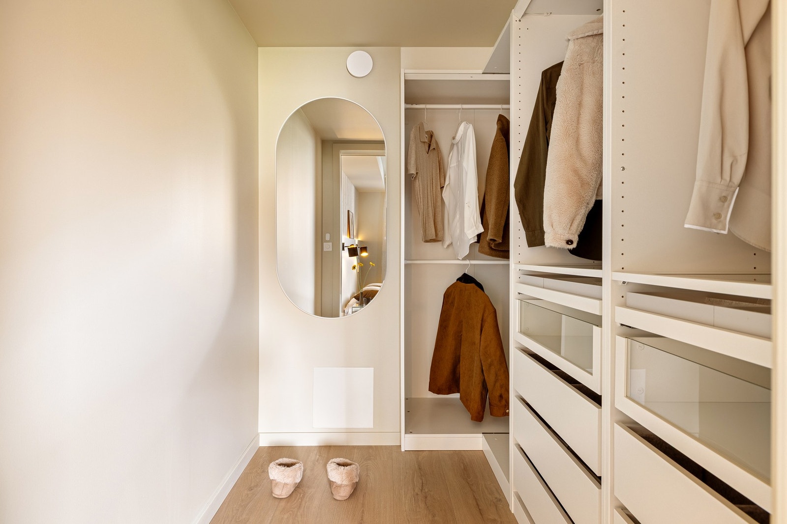 Walk-in garderobe på 4 kvm med god lagringsplass i PAX-garderobe med integrert belysning. Galleribilde