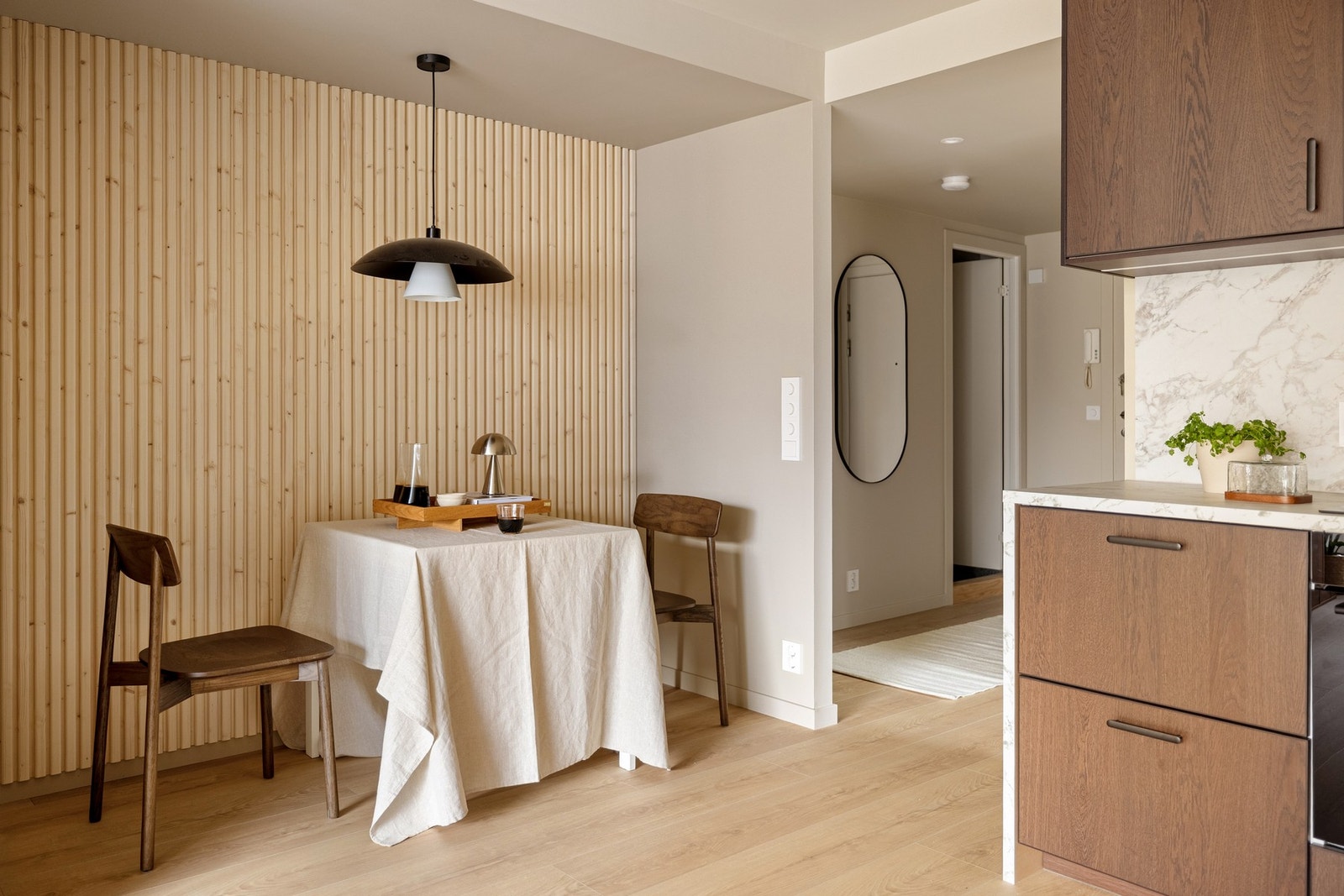 Ved kjøkkenet er det laget en koselig spiseplass med flotte spiler fra Bergene Holm. Galleribilde