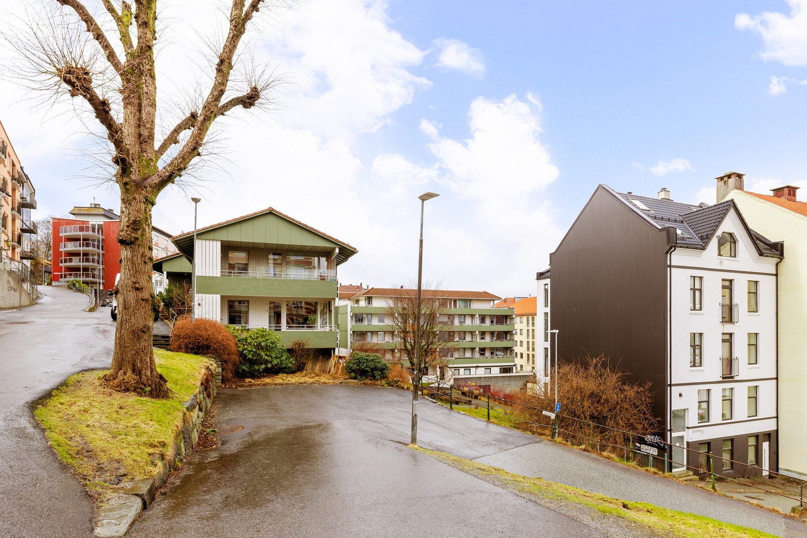 Fasaden ble vedlikeholdt og malt i 2024, rørfornying og rehab av våtrom utført i 2018. Galleribilde