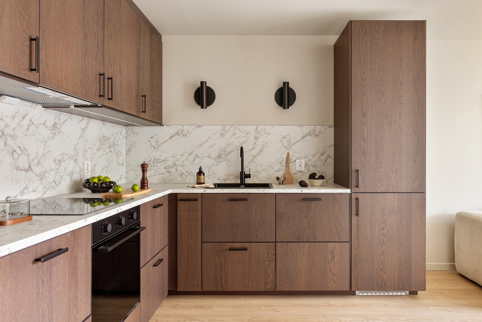 Det er integrert stekeovn, platetopp, oppvaskmaskin, ventilator og kjøleskap med frysedel. Galleribilde