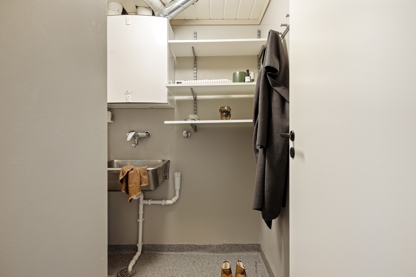 Vaskerom på 2,6 kvm med utslagsvask, hyller, skap og opplegg for vaskemaskin. Galleribilde